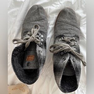 Tom’s Women’s Gray Plaid Lace-Up Ankle Boots. THE MOST Comfy!!! 9.5.